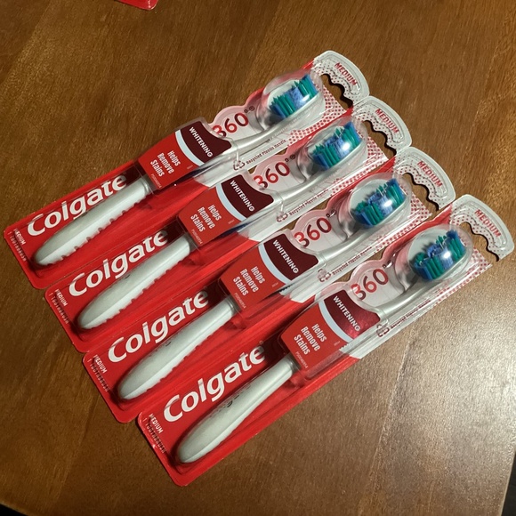 Colgate 360 Whitening Medium Manual Toothbrushes Bundle - Picture 1 of 7